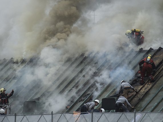 Les pompiers en action pour éteindre l'incendie qui s'est déclaré dans les combles d'un bâtiment de l'UBS à Zurich. © KEYSTONE/ENNIO LEANZA