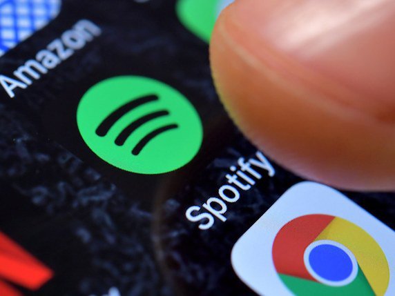 Spotify est de loin la plus grande plate-forme de musique en ligne (archives). © KEYSTONE/EPA/SASCHA STEINBACH