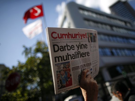 Le dessinateur de presse honoré à Genève a été détenu pendant plusieurs mois avec plusieurs de ses collègues après le coup d'Etat avorté contre le président turc Recep Tayyip Erdogan en 2016 (archives). © KEYSTONE/AP/EMRAH GUREL