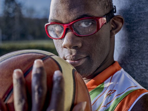 Ce portrait d'Hermann Hounton réalisé par David Wagnières sera exposé sur la Plaine de Plainpalais du 24 au 27 mai. Le basketteur participera aux Special Olympics - Jeux nationaux 2018. © EPI David Wagnières