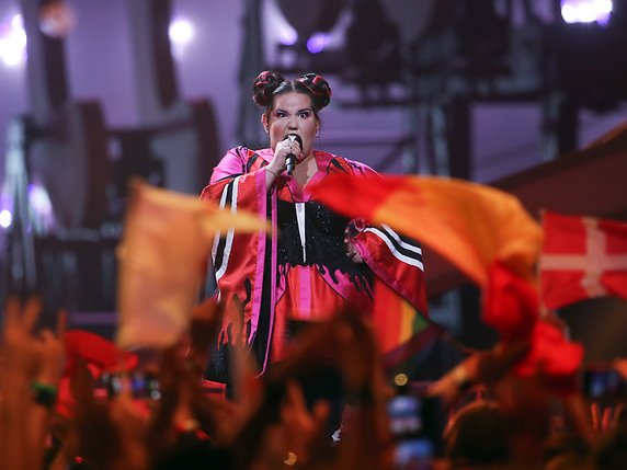 Israël a remporté samedi soir la 63e édition de l'Eurovision, lors de la grande finale. Le pays était représenté par la chanteuse Netta Barzilai et son morceau "Toy" qui se veut notamment un appel à l'émancipation féminine. © KEYSTONE/EPA LUSA/JOSE SENA GOULAO