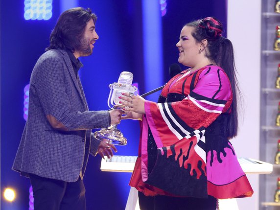 Eurovision: La chanteuse israélienne Netta Barzilai succède à l'artiste portugais Salvador Sobral, vainqueur l'an dernier à Kiev avec une ballade jazzy. © KEYSTONE/AP/ARMANDO FRANCA