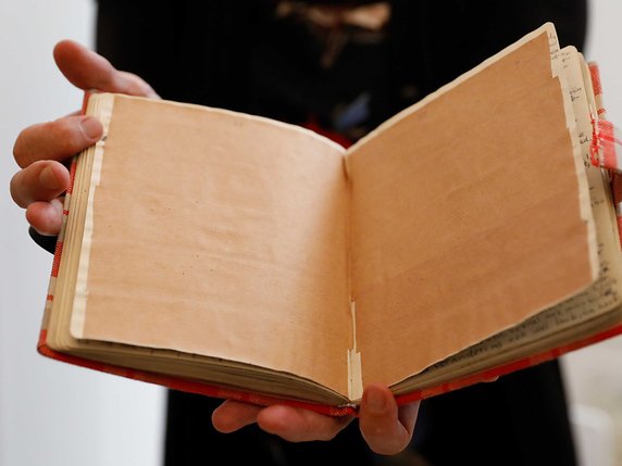 Du papier kraft avait été utilisé pour recouvrir les deux pages du journal d'Anne Frank. © KEYSTONE/EPA ANP/BAS CZERWINSKI