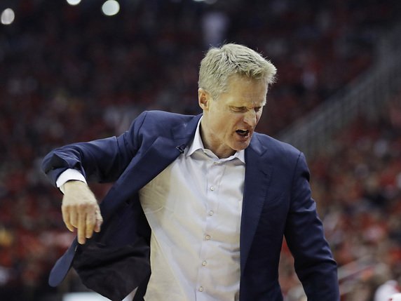 Steve Kerr, le coach de Golden State, a connu une soirée difficile avec son équipe. © KEYSTONE/AP/DAVID J. PHILLIP