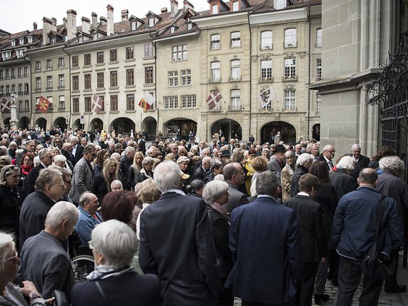 Une foule nombreuse a assisté aux funérailles de l'ancien maire de Berne Alexander Tschäppät. © KEYSTONE/PETER SCHNEIDER