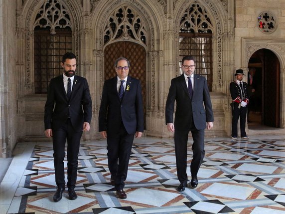 Cérémonie très sobre et vite expédiée pour le nouveau président de la région Catalogne (au centre). © Keystone/EPA/JORDI BEDMAR PASCUAL / CATALAN REGIONAL GOVERNMENT HANDOUT
