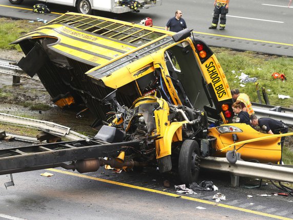 Le bus scolaire a percuté un camion-poubelle. © KEYSTONE/AP The Daily Record/BOB KARP
