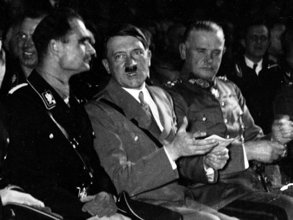 Selon la version généralement admise, Adolf Hitler, au centre du cliché, se serait suicidé dans son bunker berlinois le 30 avril 1945, avec sa compagne Eva Braun (archives). © KEYSTONE/AP