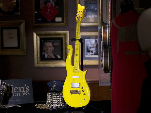 La guitare jaune "cloud" de Prince est partie pour 225'000 dollars (archives). © KEYSTONE/AP/MARK LENNIHAN