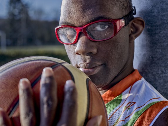Le basket fait partie des treize disciplines des Special Olympics qui auront lieu à Genève du 24 au 27 mai. Ce jeune athlète photographié par David Wagnières pour une exposition y participera. © EPI David Wagnières
