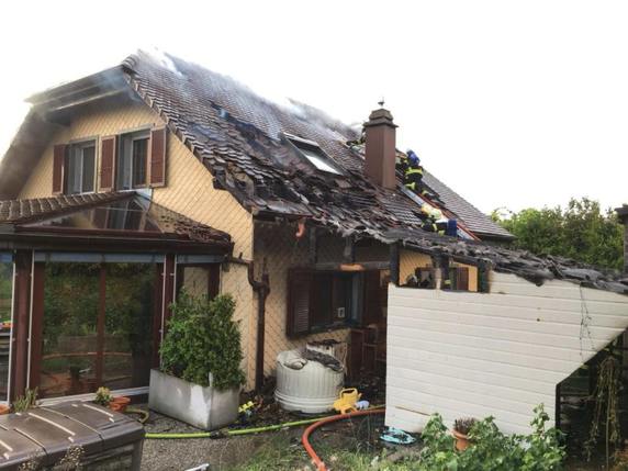 Une façade et une partie du toit de la villa ont été endommagés et le couvert de la terrasse a été totalement détruit, selon la police fribourgeoise. © Kantonspolizei Freiburg