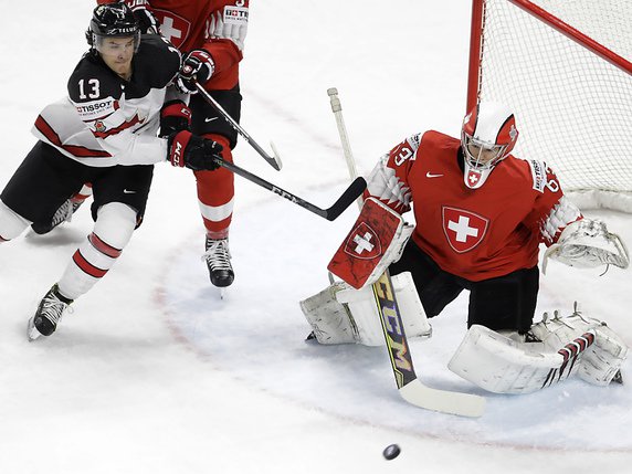 Le héros côté suisse, Leonardo Genoni, s'oppose à Matt Barzal. © KEYSTONE/AP/PETR DAVID JOSEK