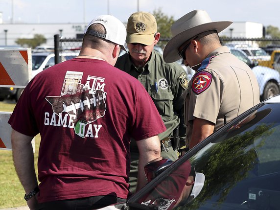 Un des policiers du lycée de Santa Fe a été blessé par le tireur. © KEYSTONE/AP The Galveston County Daily News/JENNIFER REYNOLDS