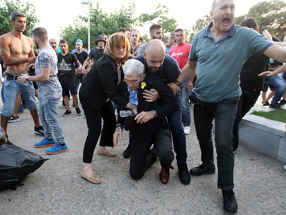 Un genou à terre, le maire de Thessalonique Yiannis Boutaris, 75 ans, s'est fait aider par des passants © KEYSTONE/EPA ANA-MPA/STR