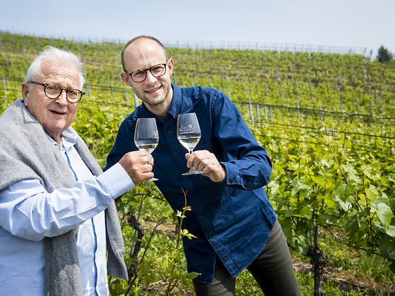 Le nouveau directeur de l'Office des vins vaudois Benjamin Gehrig et son président Pierre Keller se réjouissent d'une affluence record pour la 9e édition des Caves ouvertes vaudoises. © KEYSTONE/JEAN-CHRISTOPHE BOTT