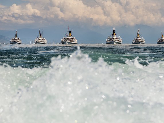 Six des huit bateaux de la flotte de bateaux Belle Epoque de la CGN ont défilé dimanche sur le lac Léman, au large d'Evian en France, pour la première édition de la manifestation dans les eaux de l'Hexagone. © KEYSTONE/JEAN-CHRISTOPHE BOTT