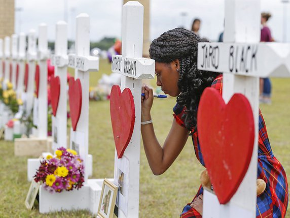 Un moment de silence a été marqué lundi dans tout l'Etat du Texas en hommage aux huit élèves et deux professeurs abattus vendredi par un élève de 17 ans scolarisé dans un lycée de Santa Fe. © KEYSTONE/AP Houston Chronicle/STEVE GONZALES