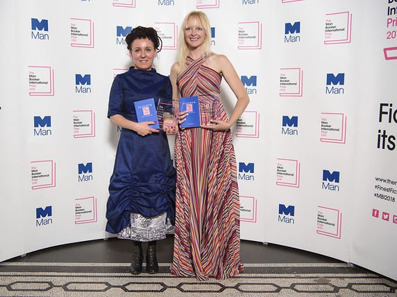 Le jury du prix international Man Booker a souligné "l'imagination" et le "panache littéraire" de l'auteure polonaise Olga Tokarczuk (à gauche), dont l'oeuvre a été traduite "brillamment" en anglais par l'Américaine Jennifer Croft. © KEYSTONE/AP PA/MATT CROSSICK