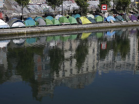Deux campements de migrants grossissent depuis des mois dans le nord-est de Paris, notamment près du canal de Saint-Denis où quelque 1600 personnes vivent dans des conditions alarmantes (archives). © KEYSTONE/AP/FRANCOIS MORI