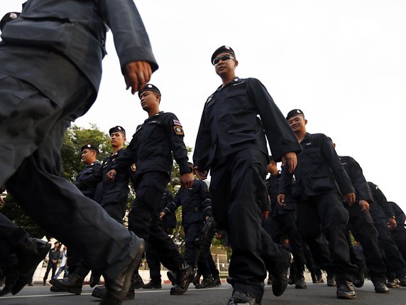 La police thaïlandaise, forte de 200'000 hommes, est connue pour sa corruption et le fait qu'on doive payer des pots de vin même pour y entrer (photo prétexte). © KEYSTONE/EPA/RUNGROJ YONGRIT