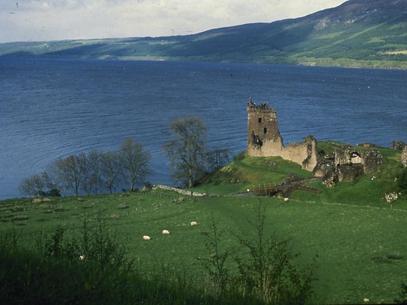 Le Loch Ness, avec au premier plan Urquhart Castle. © KEYSTONE/AP/ANONYMOUS