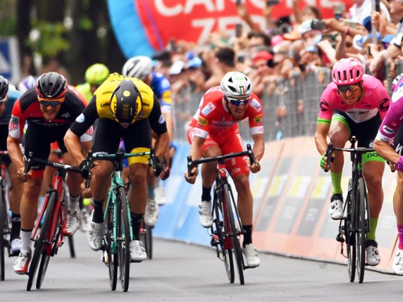 Elia Viviani, à droite, signe une 4e victoire sur le Giro © KEYSTONE/EPA ANSA/DANIEL DAL ZENNARO
