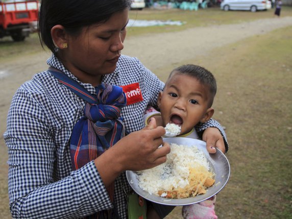 Les dons récoltés par la Chaîne du Bonheur visent à parer au plus pressé pour les queklque 700'000 musulmans rohingyas. © KEYSTONE/AP/MIN KYI THEIN