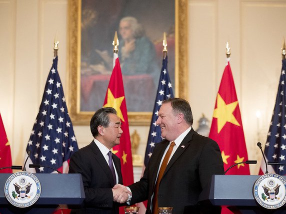 Le ministre chinois des Affaires étrangères Wang Yi (g) s'est exprimé lors d'une conférence de presse avec son homologue américain Mike Pompeo (d). © KEYSTONE/AP/ANDREW HARNIK