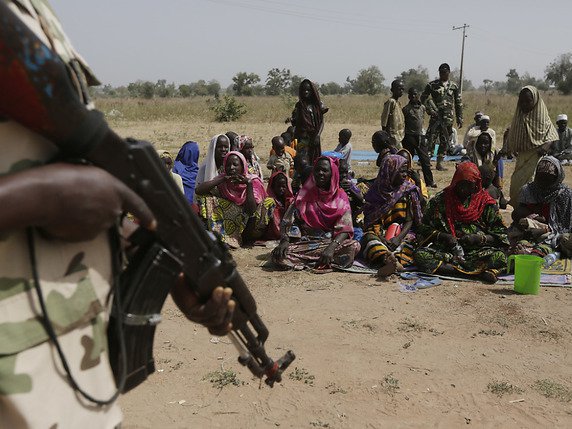 Viols, torture, villages incendiés: Amnesty International accuse l'armée nigériane de s'être livrée, dans le cadre de sa lutte contre le mouvement islamiste radical Boko Haram, à de nombreuses exactions (image symbolique). © KEYSTONE/AP/SUNDAY ALAMBA