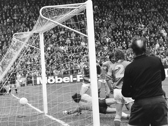La finale de la Coupe de Suisse est toujours génératrice d'émotions comme lors de la victoire de Young Boys sur St- Gall (1-0) en 1977. © KEYSTONE/STR