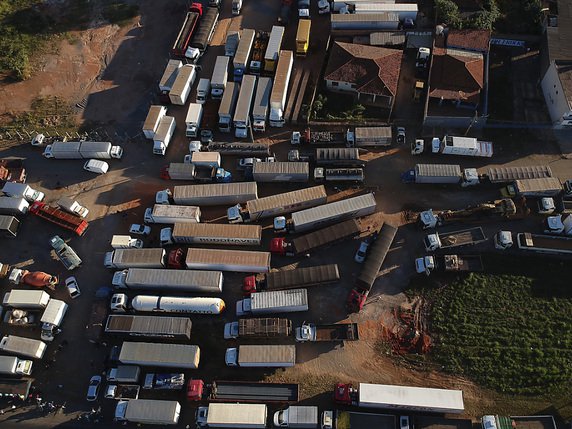 Des milliers de routiers brésiliens font grève depuis cinq jours pour protester contre la hausse du prix du pétrole. © KEYSTONE/AP/ERALDO PERES