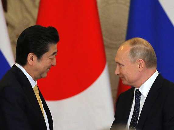 Le président russe Vladimir Poutine et le Premier ministre japonais Shinzo Abe ont entamé des discussions au Kremlin pour "accord de paix" entre les deux pays. © KEYSTONE/EPA/YURI KOCHETKOV
