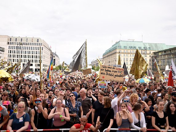 Quelque 25'000 personnes se sont réunies à Berlin pour de bruyantes contre-manifestation face aux plus de cinq mille manifestants de l'Alternative pour l'Allemagne qui ont marché toute l'après-midi, en plein centre-ville. © KEYSTONE/EPA/MARKUS HEINE