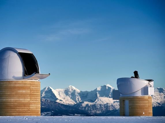 Les deux nouvelles coupoles de l'Observatoire de Zimmerwald inaugurées mardi. © Université de Berne/Manu Friederich