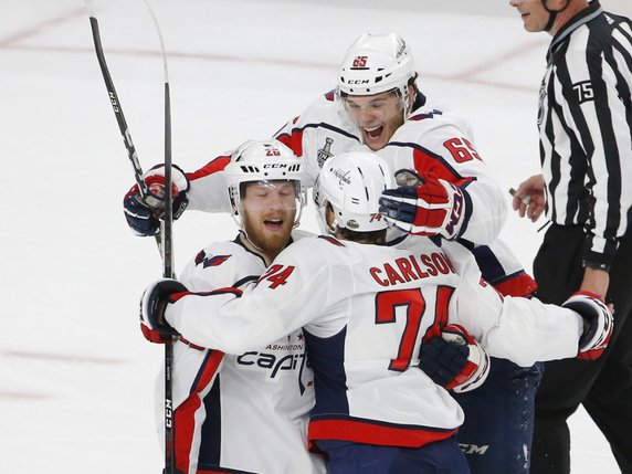 Lars Eller (g) et les Capitals ont pris l'avantage de la glace © KEYSTONE/AP/ROSS D. FRANKLIN