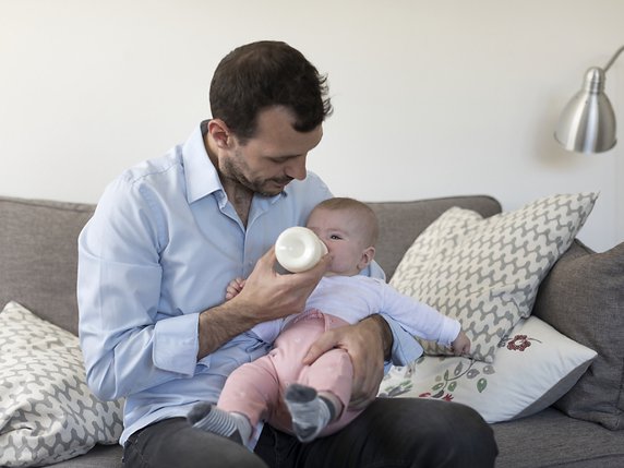 Le Conseil fédéral recommande au Parlement de s'opposer à l'introduction d'un congé paternité de quatre semaines (archives). © KEYSTONE/GAETAN BALLY