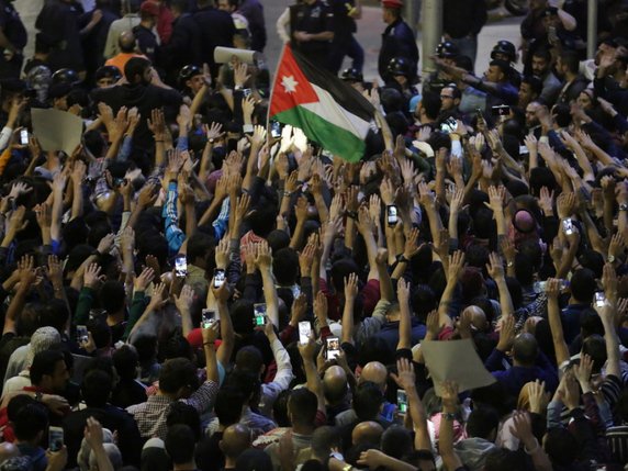 Des rassemblements ont eu lieu à Amman et d'autre villes du royaume contre le projet de loi qui prévoit notamment l'imposition de revenus modestes. © Keystone/EPA/ANDRE PAIN