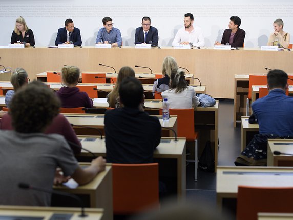 Dans le cadre de la campagne "Change la Suisse", des jeunes Suisses ont rencontré les plus jeunes parlementaires, qui vont soutenir certaines de leurs idées au niveau fédéral. © KEYSTONE/ANTHONY ANEX
