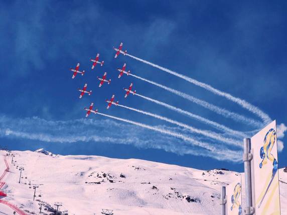 Un PC-7 de la formation de voltige aérienne PC-7 Team avait touché le câble d'une caméra de télévision aérienne lors des championnats du monde de ski alpin en 2017 à St-Moritz (GR). © Swiss Air Force PC-7 TEAM