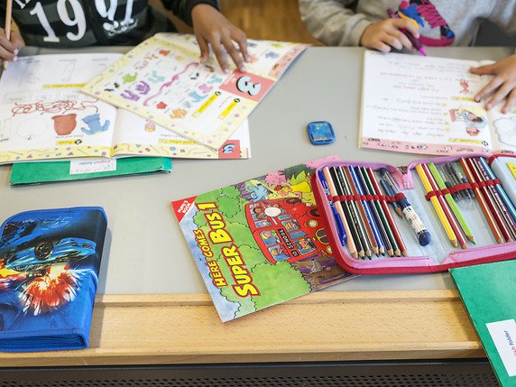 Le parlement grison recommande de maintenir l'enseignement de deux langues étrangères à l'école primaire (photo symbolique). © KEYSTONE/CHRISTIAN BEUTLER