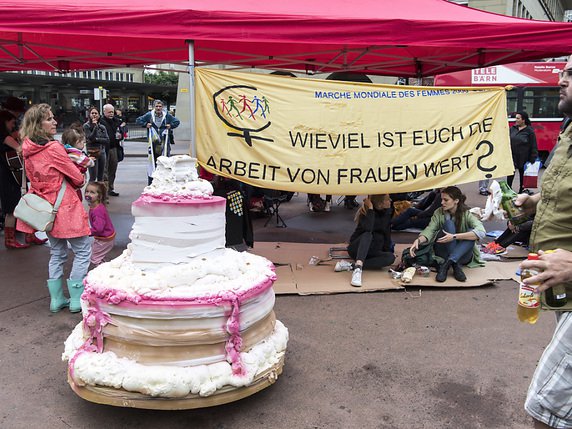 Souhaitant des parts de gâteau égales à celles des hommes, les femmes ont fait grève le 14 juin 2016. L'Union syndicale suisse (USS) remet la pression en lançant une campagne (archives). © KEYSTONE/LUKAS LEHMANN