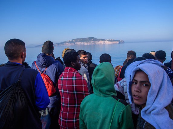 Alors que les plus de 600 migrants de l'Aquarius (ci-contre) sont en route vers Valence sur trois navires, une embarcation a débarqué près de 900 nouveaux migrants en Sicile, en arrière-plan (archives). © KEYSTONE/EPA/CHRISTOPHE PETIT TESSON
