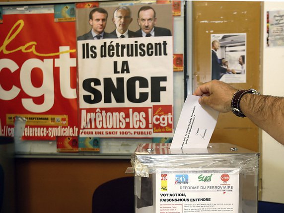 La réforme de la SNCF est désormais adoptée, mais les syndicats ne sont pas tous d'accord sur la poursuite du mouvement de grève (archives). © KEYSTONE/AP/CLAUDE PARIS