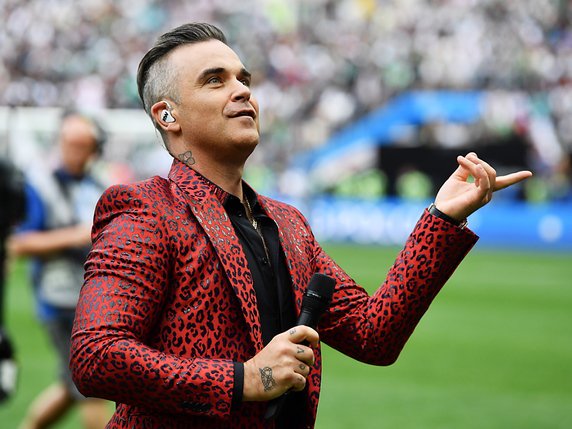 Robbie Williams aurait fait un doigt d'honneur devant la caméra. © KEYSTONE/EPA/PETER POWELL