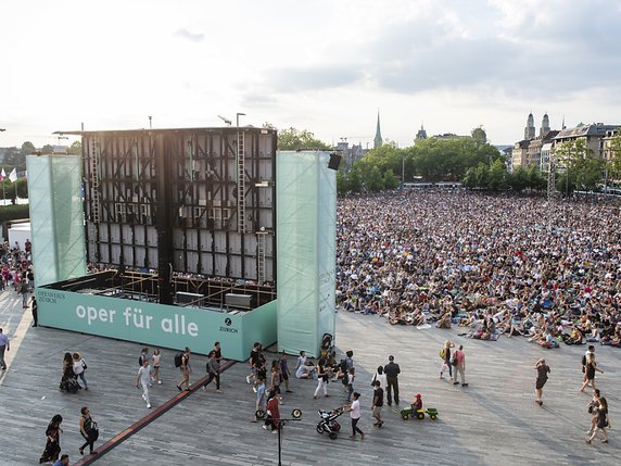 Quelque 14'000 personnes ont assisté à la retransmission de l'opérette "Le pays du sourire" à Zurich. © KEYSTONE/ENNIO LEANZA