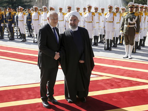 Hassan Rohani avait accueilli Johann Schneider-Ammann, alors président de la Confédération, à Téhéran en février 2016 (archives). © KEYSTONE/PETER KLAUNZER