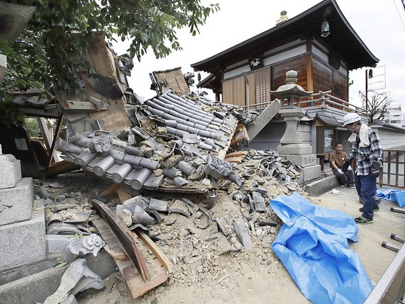 L'entrée de ce temple à Ibaraki, dans la région Osaka, s'est effondrée lors du séisme. © KEYSTONE/AP Kyodo News/YOSUKE MIZUNO