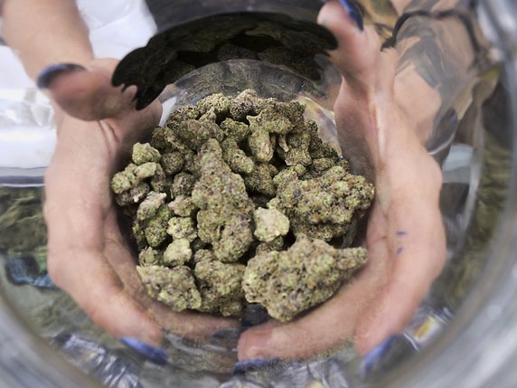 Il devrait être légal de consommer du cannabis dès l'automne au Canada. © KEYSTONE/AP/RICHARD VOGEL