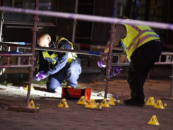 La police scientifique s'est rendue sur les lieux de la fusillade qui a éclaté dans le centre de Malmö (sud de la Suède). © KEYSTONE/EPA TT NEWS AGENCY/JOHAN NILSSON/TT