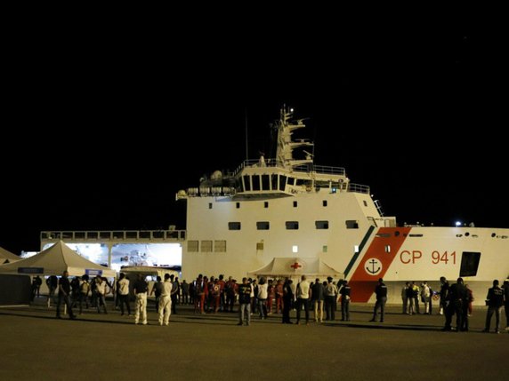 Le navire Diciotti des gardes-côtes italiens est arrivé mardi soir dans le port de Pozzallo (pointe sud de la Sicile) où il devait débarquer plus de 500 migrants. © KEYSTONE/EPA ANSA/FRANCESCO RUTA